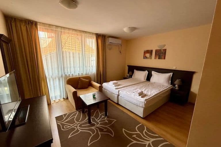 Royal Park Studio | Parking | Balcony